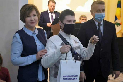 Ключи от семи квартир вручили детям-сиротам в Новосибирском районе 