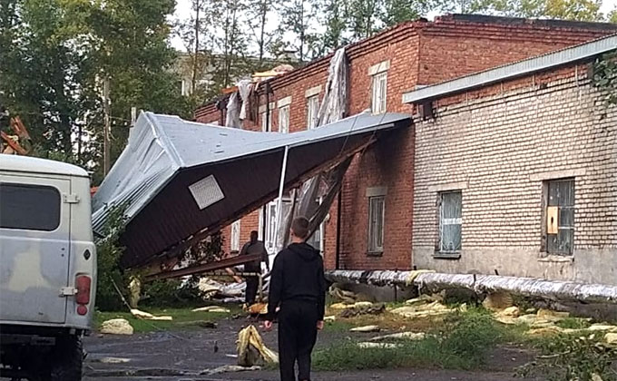 10-минутный ураган снес крыши и «наломал дров» в Барабинске