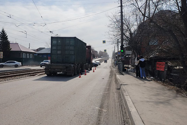 Пенсионерку зажевало колесо фуры в Новосибирске