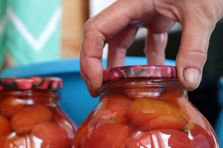 Как заготовить на зиму помидоры в собственном соку с чесноком