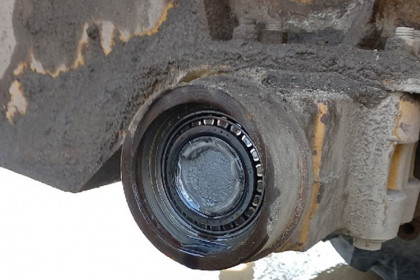 Трактор провалился в огромную яму под лужей в Новосибирске