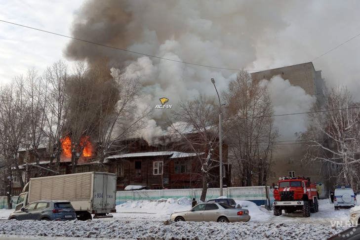 Загорелся трехэтажный деревянный дом на улице Титова в Новосибирске 