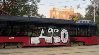 В Новосибирске вандалы разрисовали граффити трамвай №13