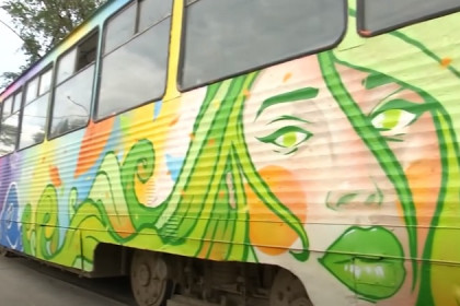 Во что граффитисты превратили два трамвая