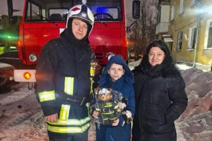 1 января «медвежонок-спасатель» помог мальчику справиться со стрессом после пожара