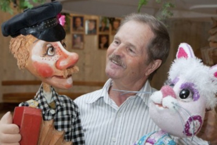 Директор театра кукол покинул пост после 44 лет работы