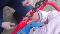 3-летняя девочка застряла пальцем в цепочке качелей в Новосибирске