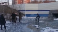 Под Новосибирском талые воды затопили пешеходный переход