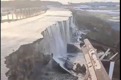 Движение закрыто: паводок размыл дорогу Купинском районе Новосибирской области