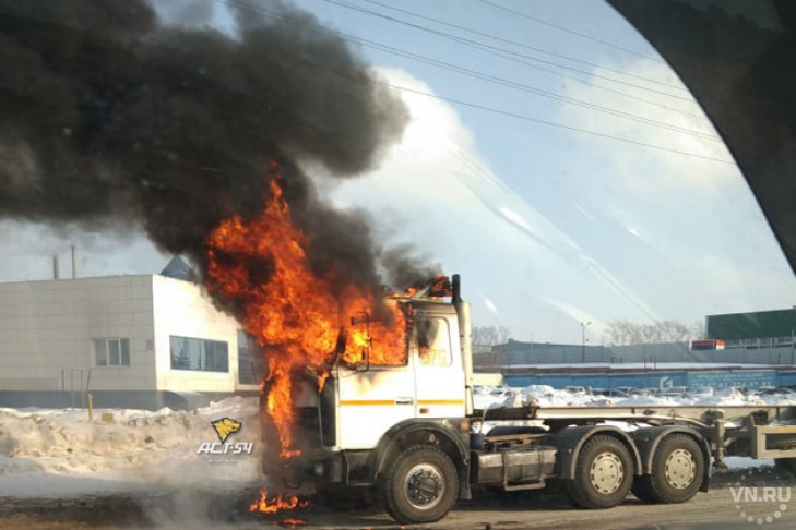 Грузовик вспыхнул в Новосибирске – водитель обгорел