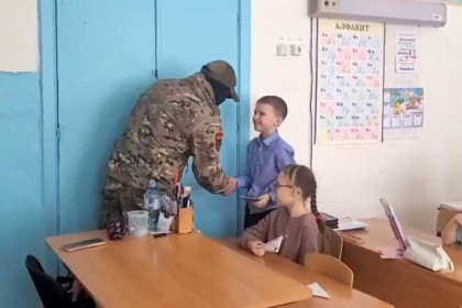 «Солдат нашел меня»: мобилизованный пожал руку школьнику из Болотного