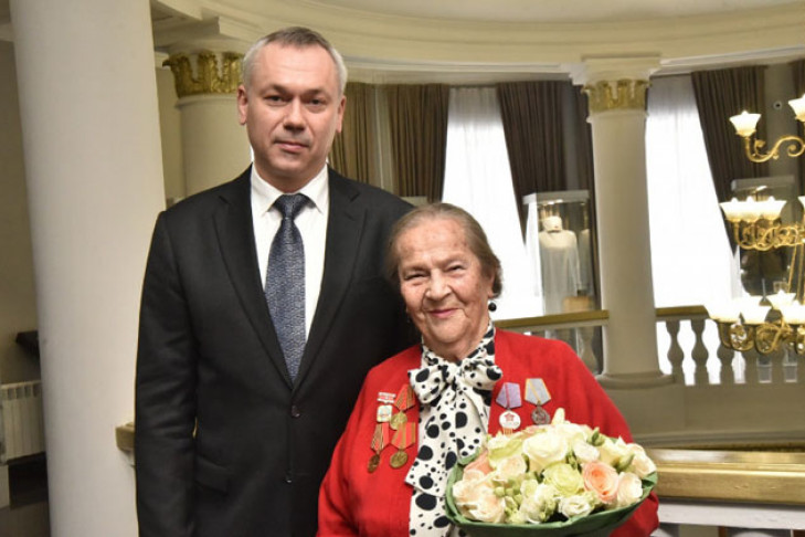 Губернатор Травников открыл выставку, посвященную подвигу женщин в годы войны