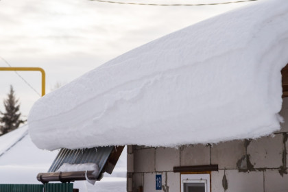Об угрозе снежных лавин с крыш из-за резкого потепления заявили новосибирцам