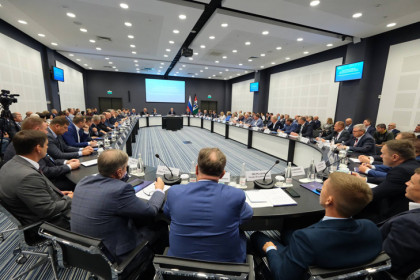 Андрей Травников: Новая система отношений областных органов власти и муниципалитетов должна полноценно работать уже в 2027 году