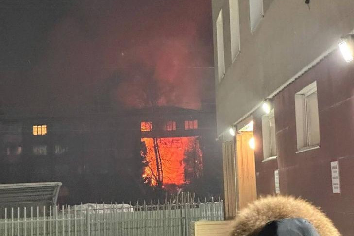 Подъезд пятиэтажки обрушился в центре Новосибирска из-за хлопка газа
