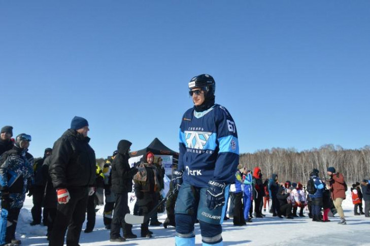 Хоккеист-весельчак покинул ХК «Сибирь»: он играл на льду в солнцезащитных очках