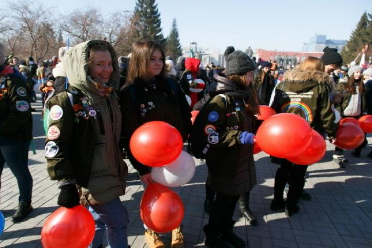 Новосибирцы устроили флешмоб в день трехлетия присоединения Крыма к России