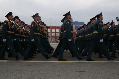 На карантин отправили участников отмененного парада в Новосибирске