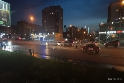 Лихач без прав отправил в травму трех подростков в Новосибирске
