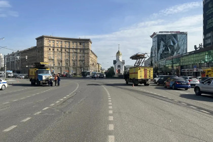 КамАЗ провисшими проводами сбил двух электромонтеров с автовышки в Новосибирске