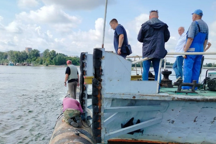 Водопровод всплыл на Оби и угрожает речным судам в Новосибирске