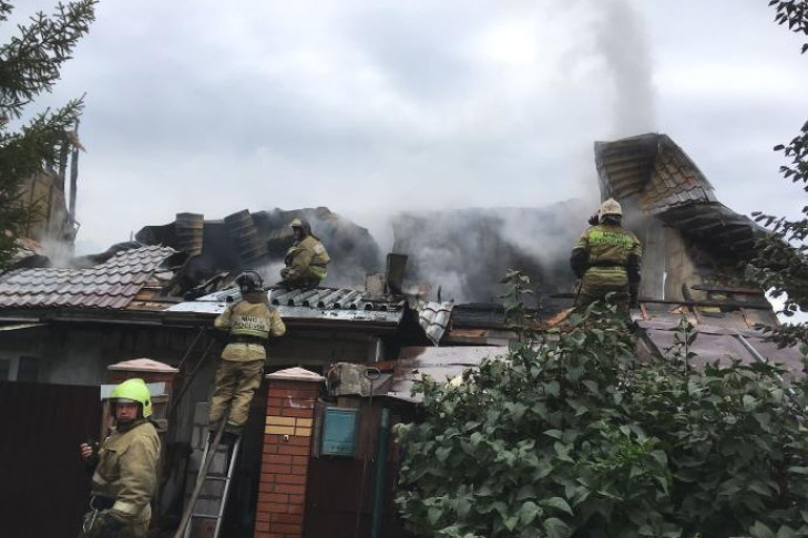 Пожар в доме многодетных - 11 детей остались без крыши над головой в Новосибирске