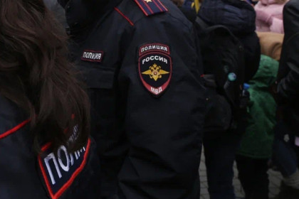 Задержанный в Новосибирске мужчина ударил оперативника в присутствии жены
