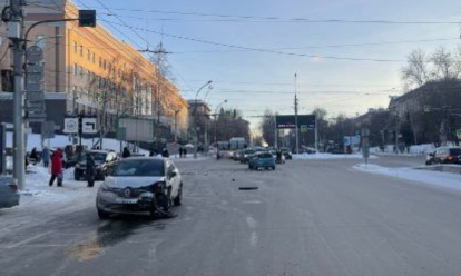 «Опель» и «Рено» столкнулись в центре Новосибирска — трое в больнице