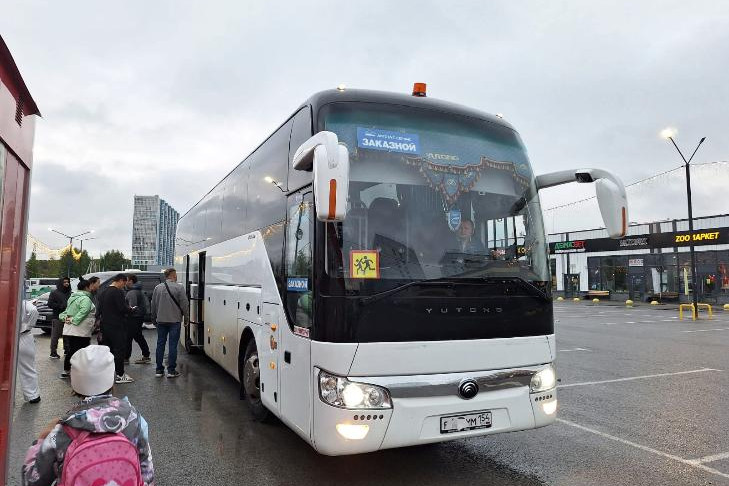 В Новосибирске начали развозить не влезших в школы по прописке первоклашек