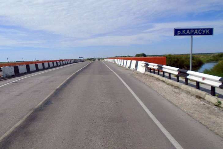 Специалисты обнаружили дефекты в конструкции моста через Карасук
