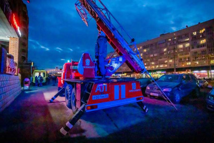 Просили о помощи жильцы верхних этажей дома на улице Широкая в Новосибирске 