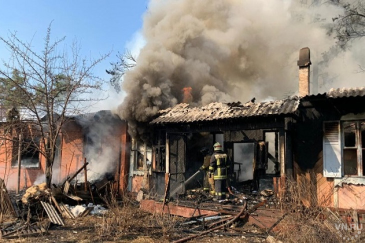 Крупный пожар под Новосибирском: горели дом, автомобиль и катер