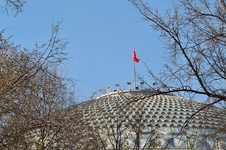 Знамя Победы подняли над Оперным театром в Новосибирске