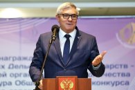 Министр культуры Новосибирской области наградил художницу из Татарска