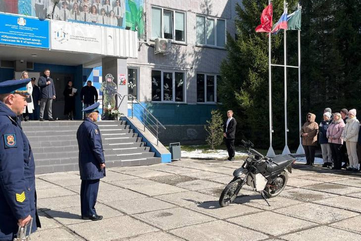 Разработанный школьником электромотоцикл передали бойцам СВО в Новосибирске