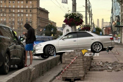 Водитель автомобиля Toyota влетел в Краеведческий музей в Новосибирске