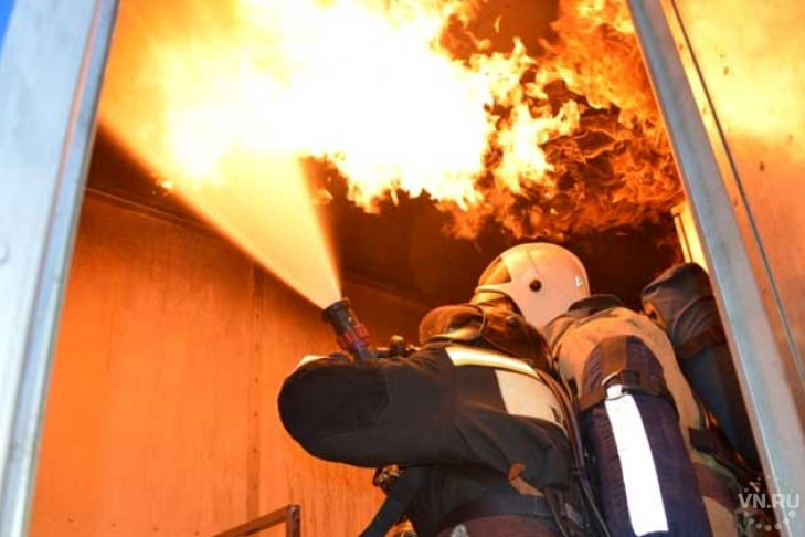 Пожар в 27-этажной высотке тушили пожарные Новосибирска