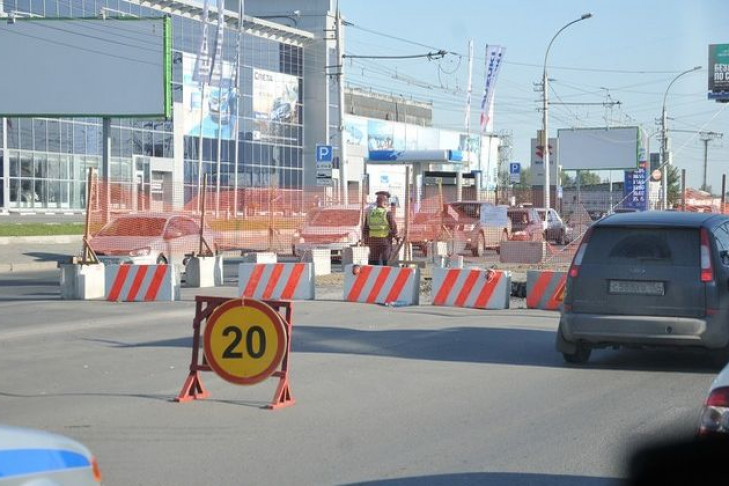 Проезжая часть провалилась на улице Ватутина в Новосибирске