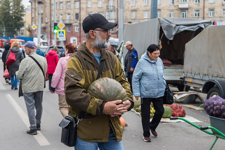 Массовая торговля сезонными овощами началась на осенних ярмарках Новосибирска
