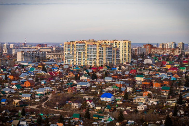 Улицу Чигорина затопило из-за разрушенной ливневки в Новосибирске
