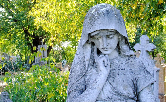 Въезд на кладбища закрыли в Троицкую родительскую субботу