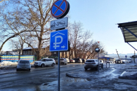 В Новосибирске начали устанавливать знаки платной парковки с символом рубля