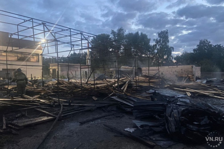 Огромный склад с пиломатериалами всю ночь горел в Новосибирске