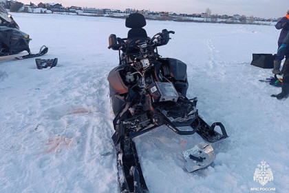 Окропили снежок красненьким: новосибирцы на снегоходе протаранили торос