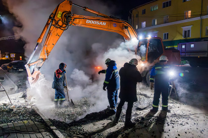 Теплотрасса на Титова лопнула при запуске сети на Петропавловской в Новосибирске