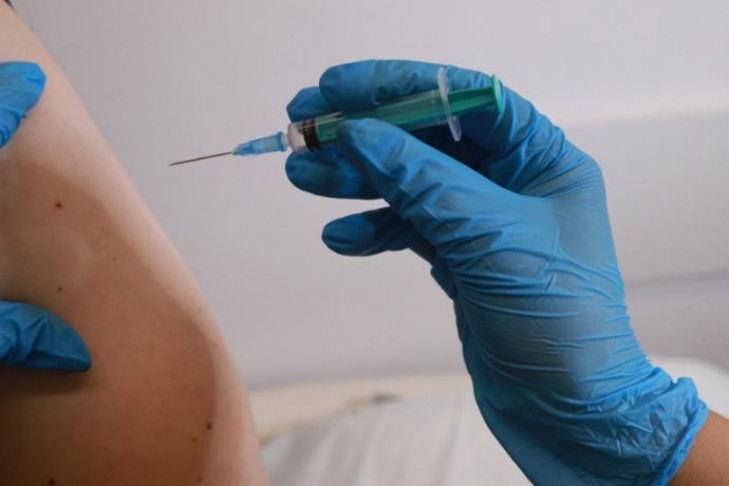Правду о вакцинах от COVID-19 и тромбозах рассказала вирусолог
