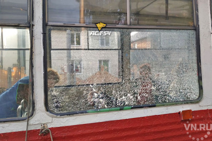 Школьницы закидали 13-й трамвай камнями