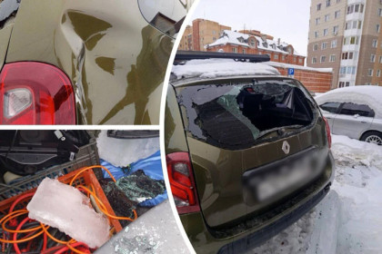 Упавшая льдина раздавила автомобиль жительницы Новосибирска