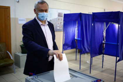 Губернатор Андрей Травников проголосовал на выборах в Госдуму 2021