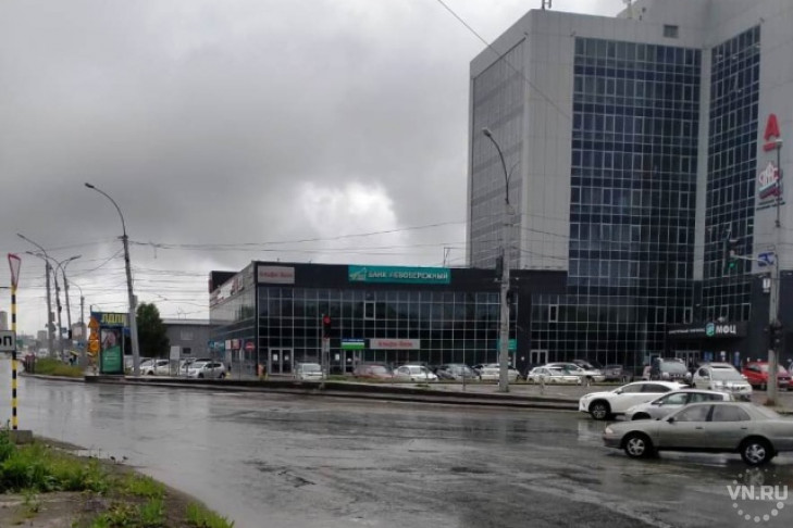 Затопившую в Новосибирске площадь Труда воду откачали городские службы 